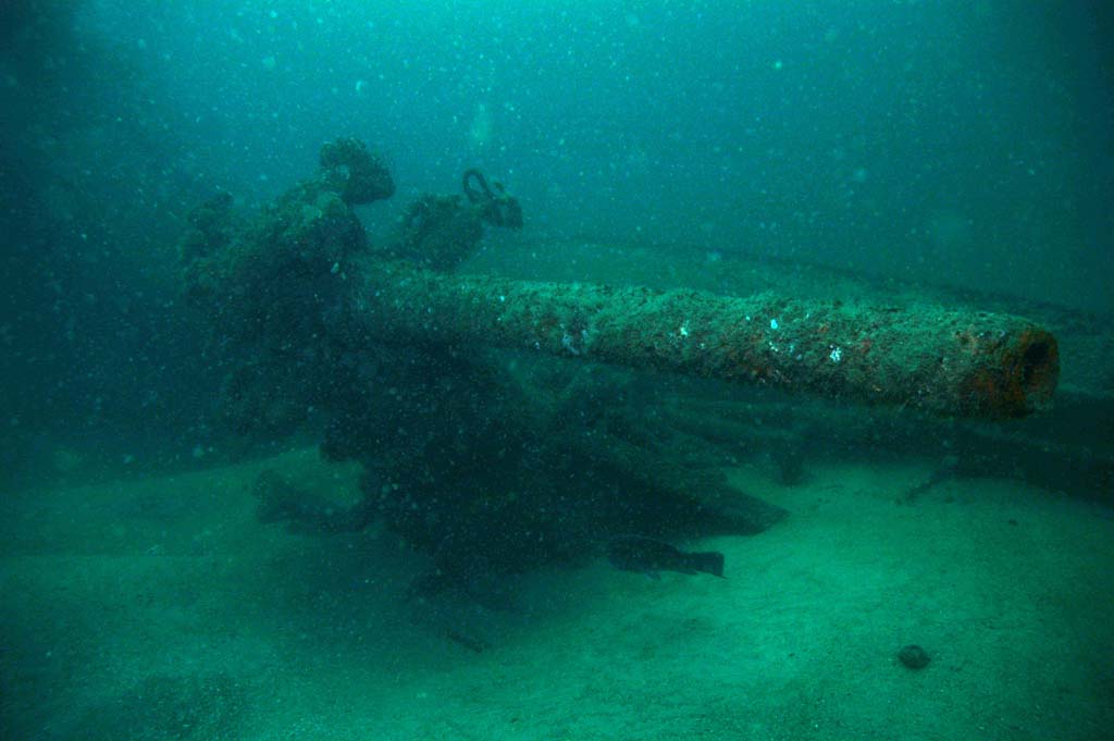 2005-HATTERAS-701GUN.jpg